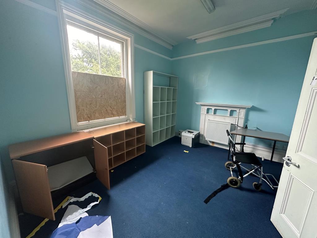 Lot: 172 - ATTRACTIVE BUILDING ON GOOD SIZE PLOT WITH PARKING OFFERING POTENTIAL - Room on first floor